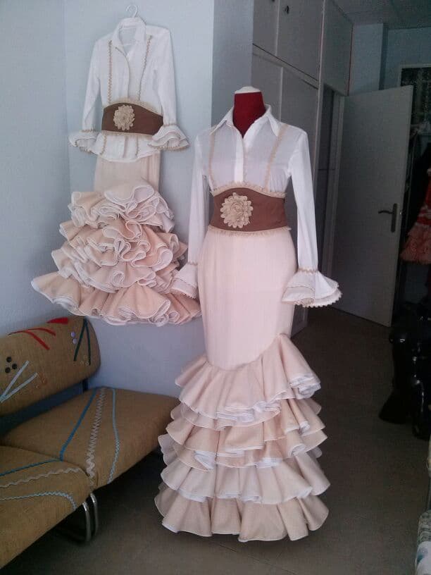 Traje de flamenca elegante confeccionado en Puntadas y Punto, Córdoba